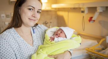 První miminko narozené v novém roce v Baťově nemocnici si dalo pořádně načas