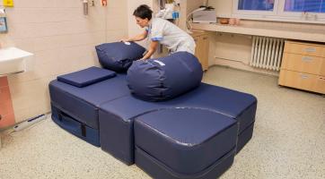 Baťova nemocnice začala používat porodní gauč. Premiéru na něm zažila maminka, která porodila na boku