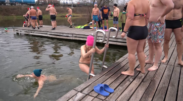 Silvestrovské plavání přilákalo stovky lidí