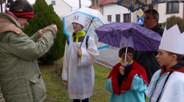 Ani celodenní déšť koledníky Tříkrálové sbírky neodradil 
