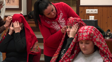 Umění vázat šátky se předává nové generaci