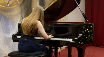 V Uherském Brodě koncertovaly konzervatoristky Dagmar Hodulíková a Tereza Gazdíková