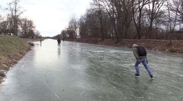 Baťův kanál se proměnil na dlouhé kluziště