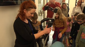 Zvídálkové hledali ve Slováckém muzeu skryté poklady detektorem kovů