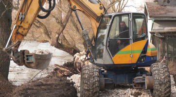 Východní břeh Štěrkoviště zpevní 2500 tun kamene
