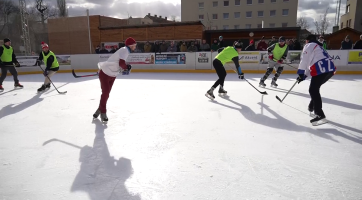 Hokejové týmy z veselských městských částí se utkaly pod otevřeným nebem