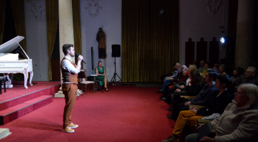 Recitál Dotýkat se hvězd okouzlil hudbou a texty Suchého a Šlitra