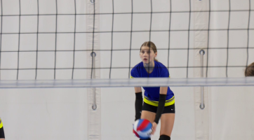 Mladší žákyně si to rozdaly pod vysokou sítí