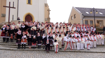 Vyhlášeného fašanku se v obci zúčastnilo přes sto krojovaných