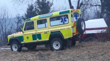 Záchranu muže s podezřením na cévní mozkovou příhodu komplikoval těžko přístupný terén