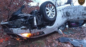 Krušné ráno na silnicích: u Starých Hutí sjelo auto ze silnice a skončilo na střeše, v Zádveřicích zůstalo vozidlo převrácené na boku