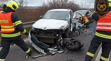 Hromadná nehoda pěti osobních vozidel u Kunovic si vyžádala dva zraněné
