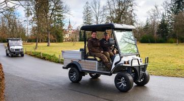 Malé, ale šikovné. Zlínská zoo pořídí 10 nových elektrovozíků