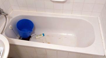 Senior ze Zlína ležel tři dny ve vaně a nemohl se hýbat. Strážníci ho našli podchlazeného