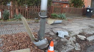 Opilý řidič ve Zlíně naboural do sloupu i protijedoucího auta. Pak jel klidně dál