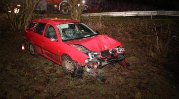 Řidič nezvládl na rovném úseku řízení a havaroval. Po nehodě nadýchal přes dvě promile