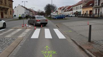 Osobní automobil srazil v Napajedlích seniora na přechodu pro chodce. Viděli jste nehodu?