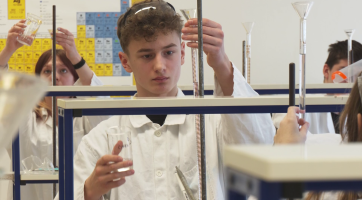 V učebně otrokovické SPŠ se to hemžilo bílými plášti