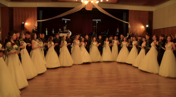 Ples ZŠ Komenského zahájilo předtančení deváťáků