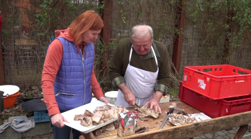 Senioři měli možnost ochutnat zabíjačkové dobroty