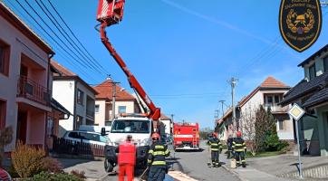 Muž uvízl na zablokované plošině ve výšce šesti metrů. Museli ho zachránit hasiči
