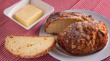 Vyzkoušejte mazanec trochu jinak – z těsta na briošky, s mandlemi a pomerančem!