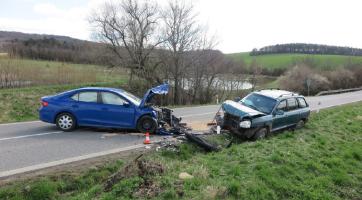 Hrozivě vypadající nehoda na Kroměřížsku si vyžádala tři zraněné