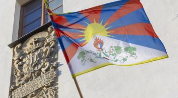Blíží se výročí krvavého povstání Tibeťanů proti čínské okupaci. Na kterých budovách v kraji zavlaje tibetská vlajka?