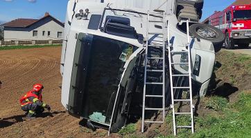 U Horního Lapače se převrátil kamion. Řidiči se naštěstí nic nestalo