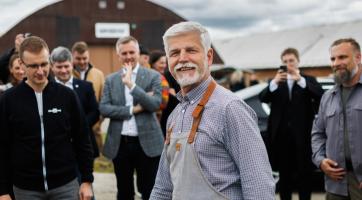Prezident Pavel navštívil obuvnickou výrobu. Nejvíc ho zaujaly legendární Botasky