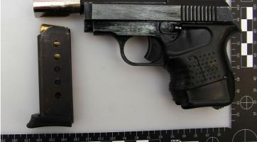 Mnohačetné krádeže, podvody nebo vyhrožování zastřelením. Recidivista skončil po necelém roce opět ve vazbě