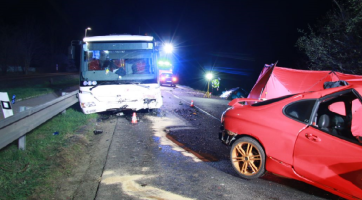 Po srážce dvou osobních vozidel a autobusu zemřel jeden řidič. Další čtyři osoby se zranily
