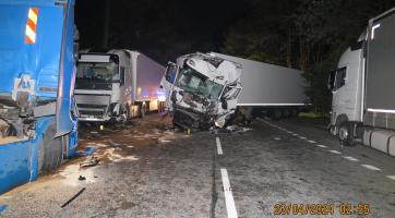 Tah na Slovensko uzavřela nehoda tří nákladních vozidel. Dva lidé se zranili