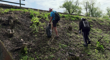 Povlečení, židlička nebo lyže. Dobrovolníci našli při úklidu Otrokovic řadu kuriozit