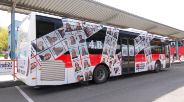 Studenti velehradského gymnázia nechali polepit autobus MHD svým tablem