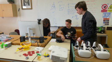 V tajuplné komnatě na gymplu se tisknou i čtyřbarevné předměty