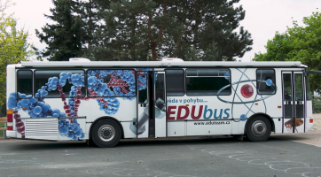 K Základní škole T. G. Masaryka přijel Edubus