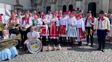 Krojovaní vyrazili na inauguraci biskupa speciálním vlakem
