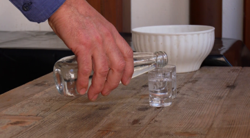 Mužský pěvecký sbor Krasavci koštoval s přáteli slivovici a dámy zase likéry