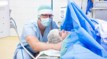 Ve Vsetínské nemocnici mohou být otcové i u porodu císařským řezem