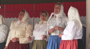 Na pódiu Sirnatých lázní bavilo lidi šest mužských a dva ženské pěvecké sbory 