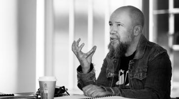 Cenu Martina Porubjaka na festivalu Setkání Stretnutie obdržel slovenský režisér Dodo Gombár