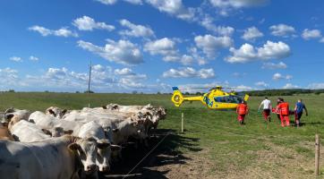 Pod mužem se prolomila střecha. Po pádu z osmi metrů utrpěl velmi vážná zranění