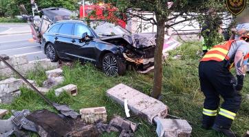 Řidič osobního vozidla naboural dopravní značku a prorazil betonový plot