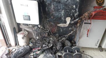 V Mysločovicích ve středu hořelo osobní auto, v Rackové fotovoltaická elektrárna