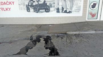 Močení a obnažování na veřejnosti. Notorická výtržnice ze Zlína je opět ve formě