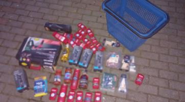 Z prodejny utekl i s plným nákupním košíkem