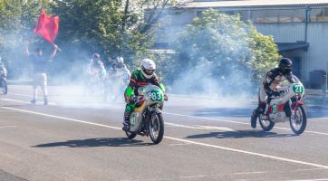 Na Slováckém okruhu padl traťový rekord, legendární jezdec Kalina oslavil sedmdesátku triumfem