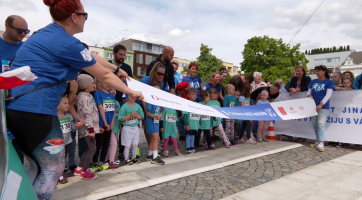 Lidé běželi na náměstí Míru na pomoc lidem s autismem