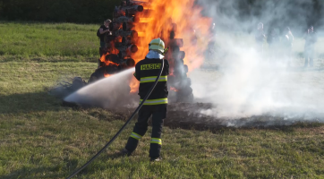 Hasiči místo hašení založili požár